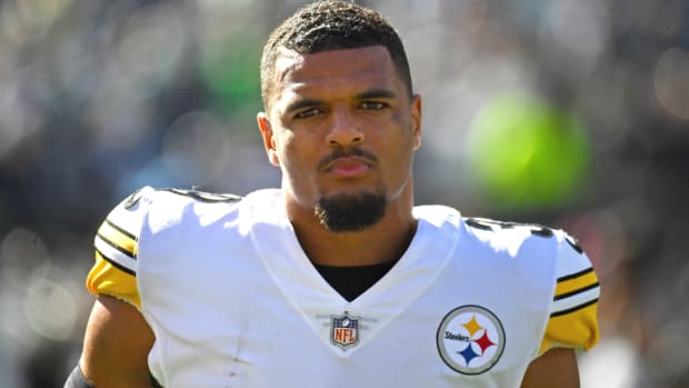 Oct 30, 2022; Philadelphia, Pennsylvania, USA; Pittsburgh Steelers safety Minkah Fitzpatrick (39) on the sidelines against the Philadelphia Eagles at Lincoln Financial Field. Mandatory Credit: Eric Hartline-USA TODAY Sports